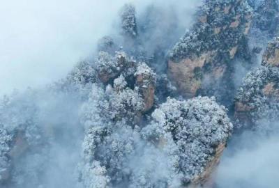 張家界再迎春雪，千峰沐雪如仙境
